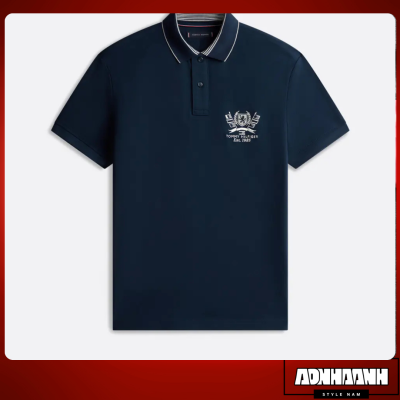 Áo thun nam màu xanh navy thương hiệu Tommy Hilfiger, thiết kế cổ bẻ phối sọc trắng tinh tế, logo thêu ngực nổi bật, phong cách lịch lãm và trẻ trung.