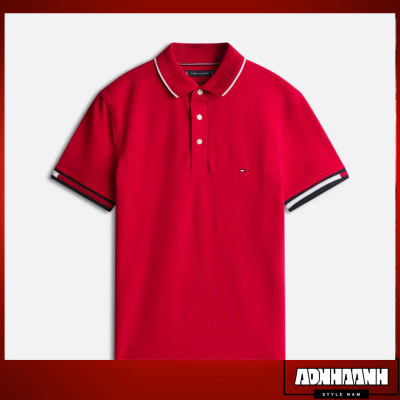 Áo thun nam màu đỏ thương hiệu Tommy Hilfiger, thiết kế cổ bẻ phối viền trắng, tay áo ngắn kèm sọc đen trắng đỏ. Hình ảnh được đóng khung viền đỏ và có logo 'ADNHAANH Style Nam' ở góc dưới bên phải.