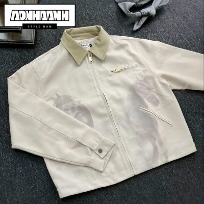 Chiếc áo khoác kaki cổ nhung với hình in ngựa độc đáo là lựa chọn mới mẻ trong các loại áo khoác hot nhất hiện nay nam.